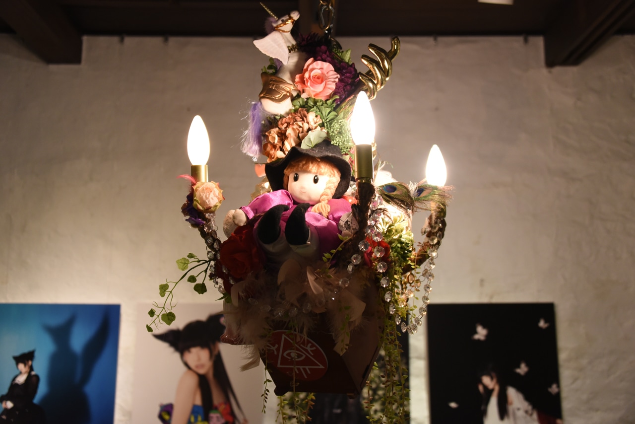 「でんぱ組 .inc 相沢梨紗キュレーションによる美術展 ‒メメ -」の様子。