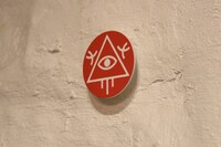 会場の至る所にある“メメマーク”。