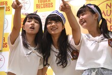 ハコイリ▽ムスメ。左から神岡実希、阿部かれん、我妻桃実。