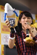 新潟・佐渡のご当地キャラ・ブリカツくんを紹介する佐藤乃々子（RYUTist）。