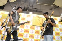 サニーデイ・サービス“曽我部恵一＆田中貴” アコースティック・ミニライブの様子。