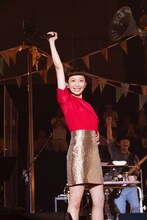 ミニスカート姿の持田香織（Vo）。 （撮影：田中聖太郎）