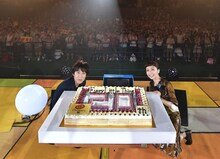 サプライズで登場した巨大ケーキとEvery Little Thing。 （撮影：田中聖太郎）