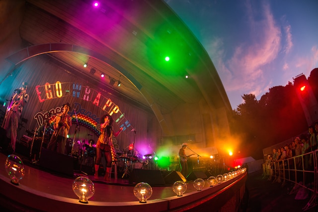 EGO-WRAPPIN' AND THE GOSSIP OF JAXX「Dance, Dance, Dance」大阪城音楽堂公演の様子。 （撮影：仁礼博）