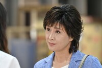 未亜の母・栗原鈴子を演じる小林幸子。(c)TBS