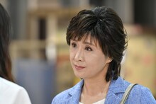 未亜の母・栗原鈴子を演じる小林幸子。(c)TBS