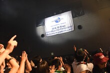 PassCodeによるメジャーデビュー発表の様子。