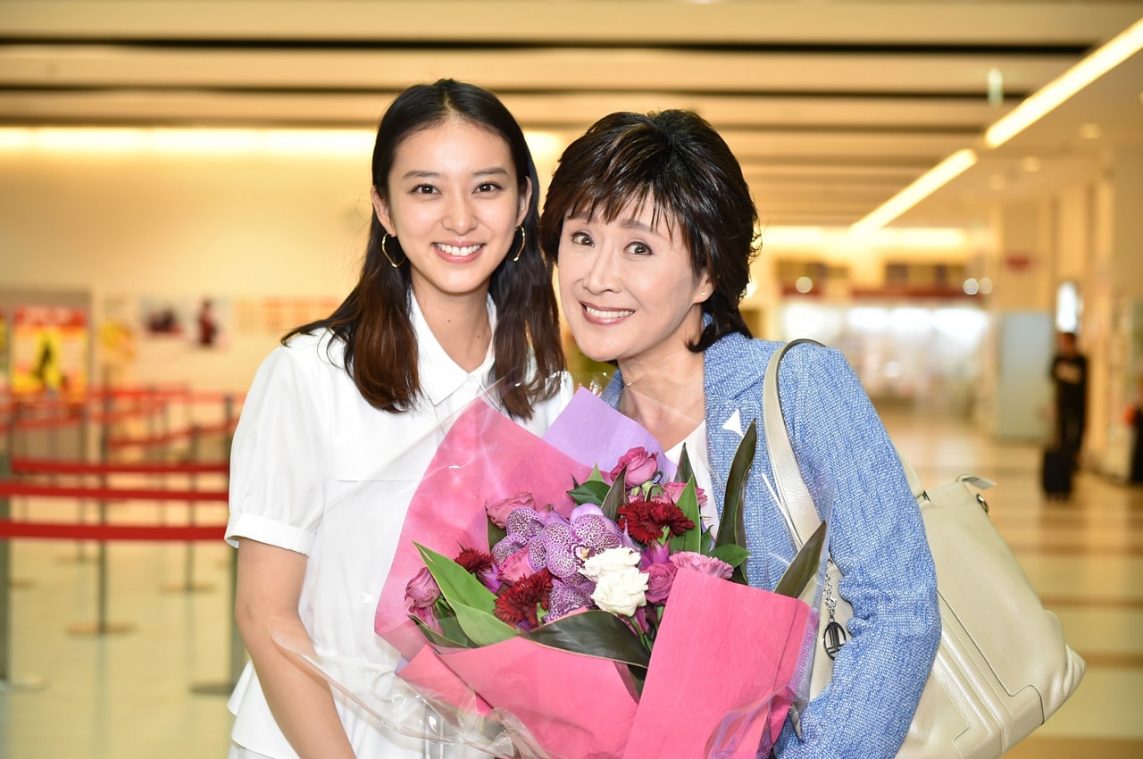 武井咲と小林幸子。(c)TBS