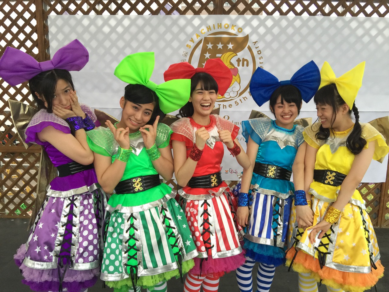 チームしゃちほこ。真ん中が秋本帆華、右端が伊藤千由李。