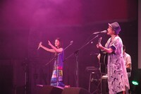 「ややや！やな祭り2016」東京・クラブeX公演の様子。右が東里梨生。（写真提供：日本クラウン）