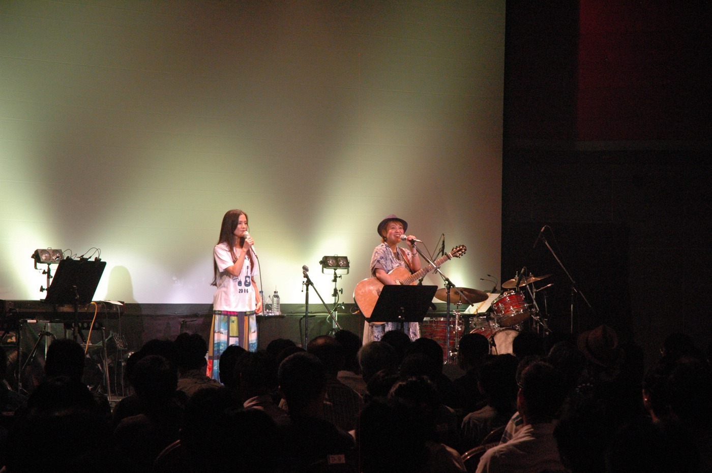 「ややや！やな祭り2016」東京・クラブeX公演の様子。右が東里梨生。（写真提供：日本クラウン）