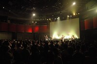 「ややや！やな祭り2016」東京・クラブeX公演の様子。（写真提供：日本クラウン）