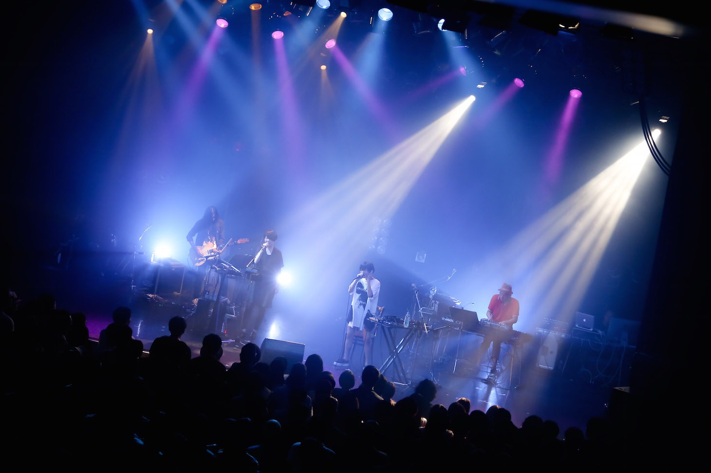 「Salyu Live 2016 Sonorous Waves」大阪・BIGCAT公演の様子。 （Photo by Taku Fujii）