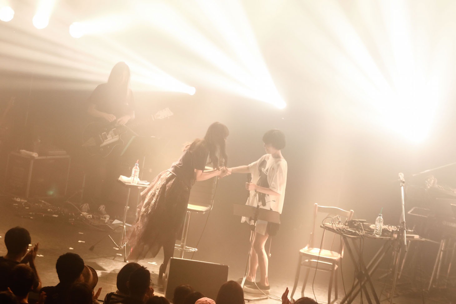 握手を交わすSalyu（右）とAimer（左）。 （Photo by Taku Fujii）