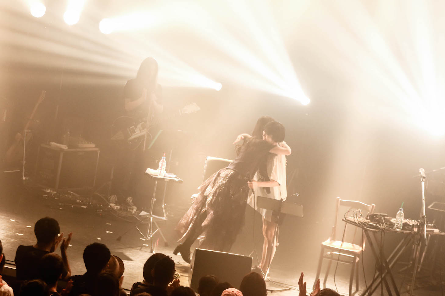 抱き合うSalyu（右）とAimer（左）。 （Photo by Taku Fujii）