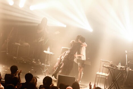 抱き合うSalyu（右）とAimer（左）。 （Photo by Taku Fujii）