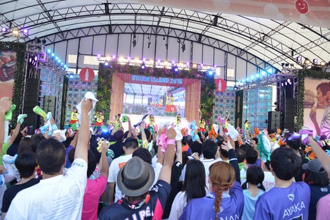 アンコール曲「MISSION SURVIVOR」でタオルを回して盛り上がるエビ中&エビ中ファミリー(ファンの総称)。