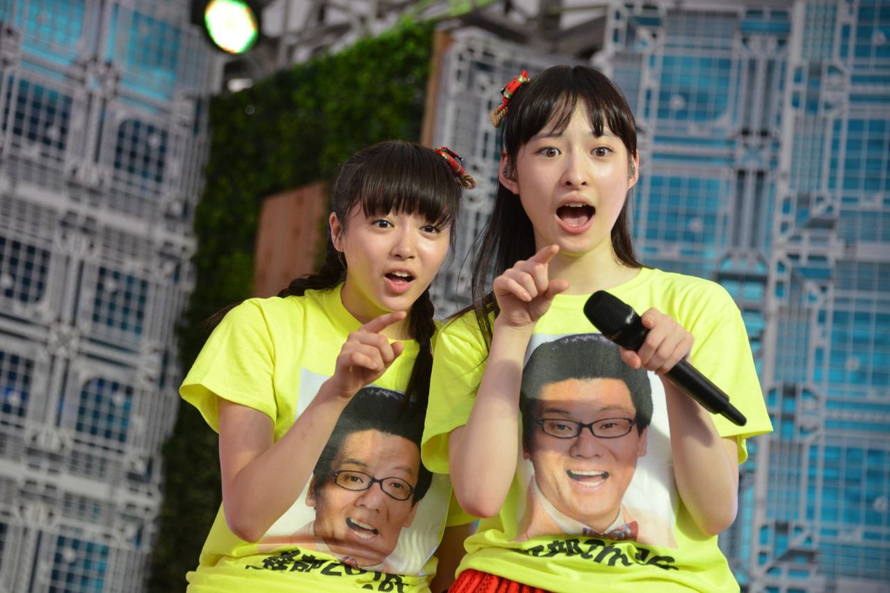 “軽部T”を着用した中山莉子（左）と松野莉奈（右）。