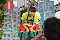 カメラを見つけて目を丸くする中山莉子。