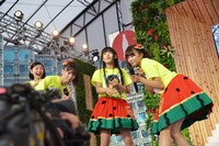 カメラに向かってアピールする真山りか（左から2番目）と星名美怜（右端）。