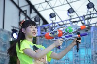 1曲目から水鉄砲で放水し客席を煽る松野莉奈。