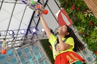 水鉄砲で放水する柏木ひなた。