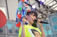 水鉄砲で放水する真山りか。