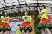 左から柏木ひなた、松野莉奈、安本彩花。