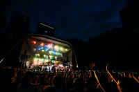 「SING LIKE TALKING Premium Live 28/30 Under The Sky ～シング・ライク・ホーンズ～」東京・日比谷野外大音楽堂公演の様子。（撮影：西槇太一）