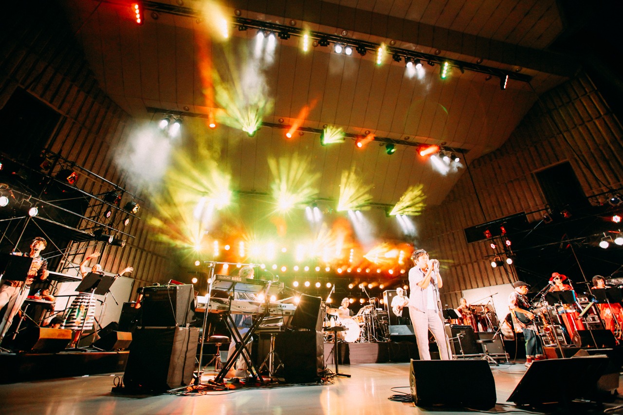 「SING LIKE TALKING Premium Live 28/30 Under The Sky ～シング・ライク・ホーンズ～」東京・日比谷野外大音楽堂公演の様子。（撮影：西槇太一）