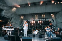 「SING LIKE TALKING Premium Live 28/30 Under The Sky ～シング・ライク・ホーンズ～」東京・日比谷野外大音楽堂公演の様子。（撮影：西槇太一）