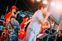 「SING LIKE TALKING Premium Live 28/30 Under The Sky ～シング・ライク・ホーンズ～」東京・日比谷野外大音楽堂公演の様子。（撮影：西槇太一）