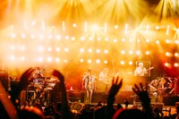 「SING LIKE TALKING Premium Live 28/30 Under The Sky ～シング・ライク・ホーンズ～」東京・日比谷野外大音楽堂公演の様子。（撮影：西槇太一）