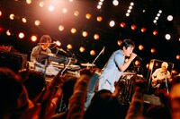 「SING LIKE TALKING Premium Live 28/30 Under The Sky ～シング・ライク・ホーンズ～」東京・日比谷野外大音楽堂公演の様子。（撮影：西槇太一）