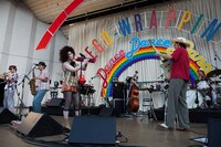 EGO-WRAPPIN' AND THE GOSSIP OF JAXX「Dance, Dance, Dance」大阪・大阪城音楽堂公演の様子。 （撮影：仁礼博）