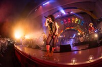 EGO-WRAPPIN' AND THE GOSSIP OF JAXX「Dance, Dance, Dance」大阪・大阪城音楽堂公演の様子。 （撮影：仁礼博）