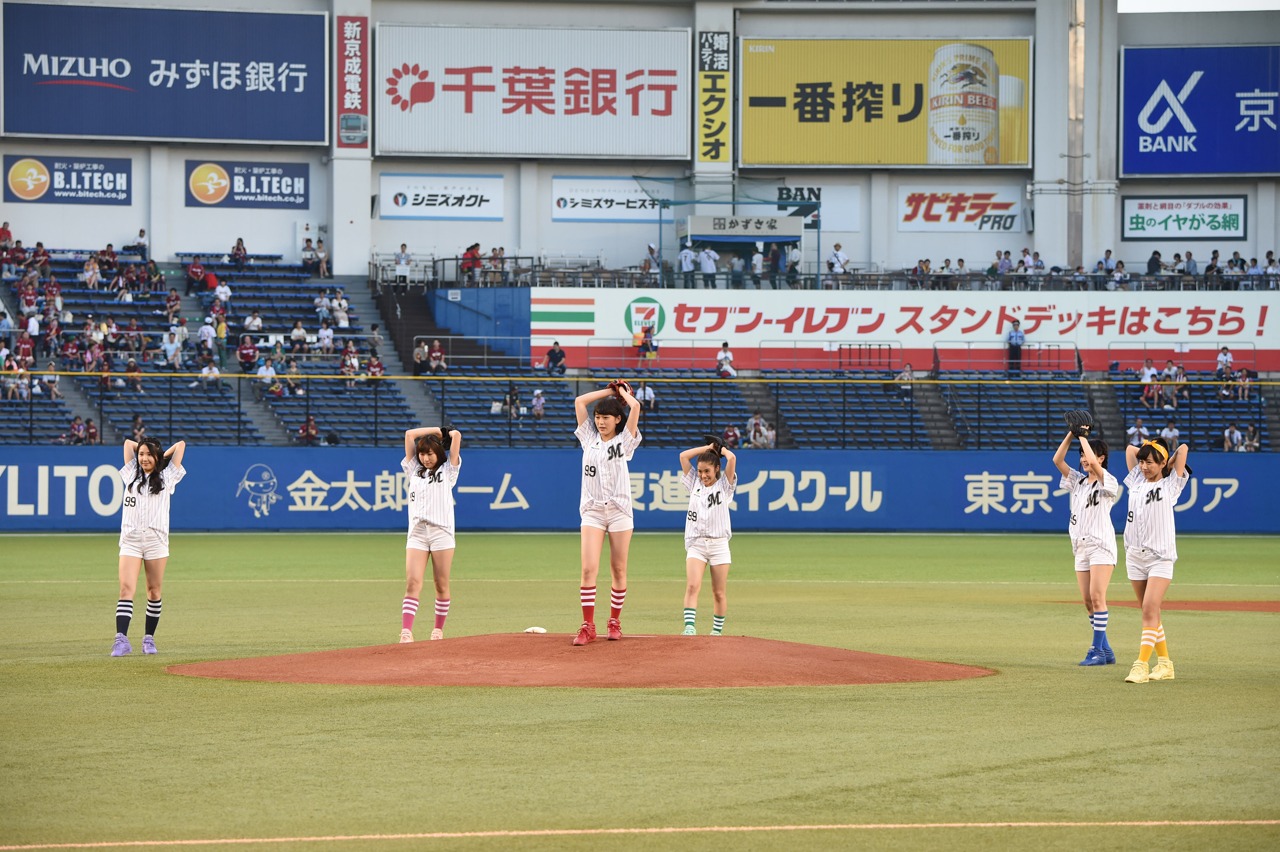 “新魔球”を披露するLa PomPon。（撮影：達川範一）