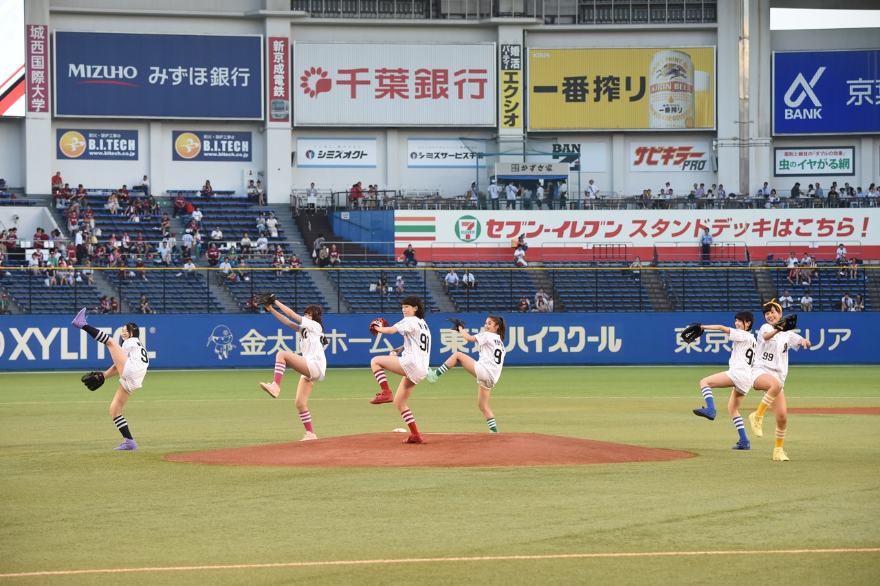 “新魔球”を披露するLa PomPon。（撮影：達川範一）