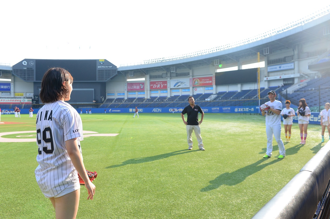 関谷亮太選手と投球練習を行うHINA。（撮影：達川範一）