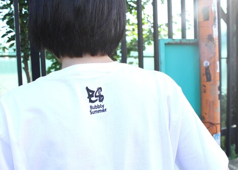 「バブリーサマー」Tシャツの着用イメージ。