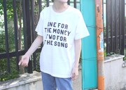 「バブリーサマー」Tシャツの着用イメージ。