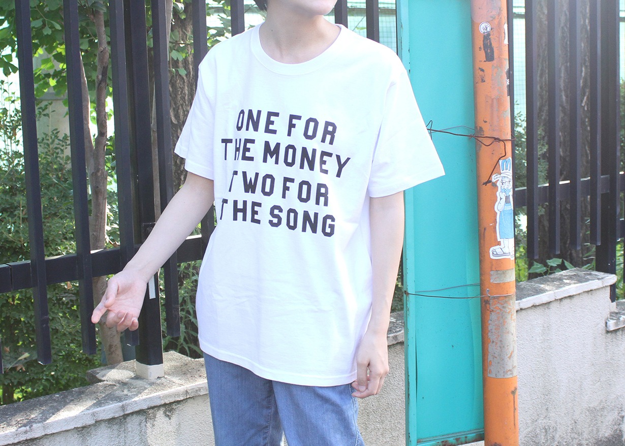 「バブリーサマー」Tシャツの着用イメージ。