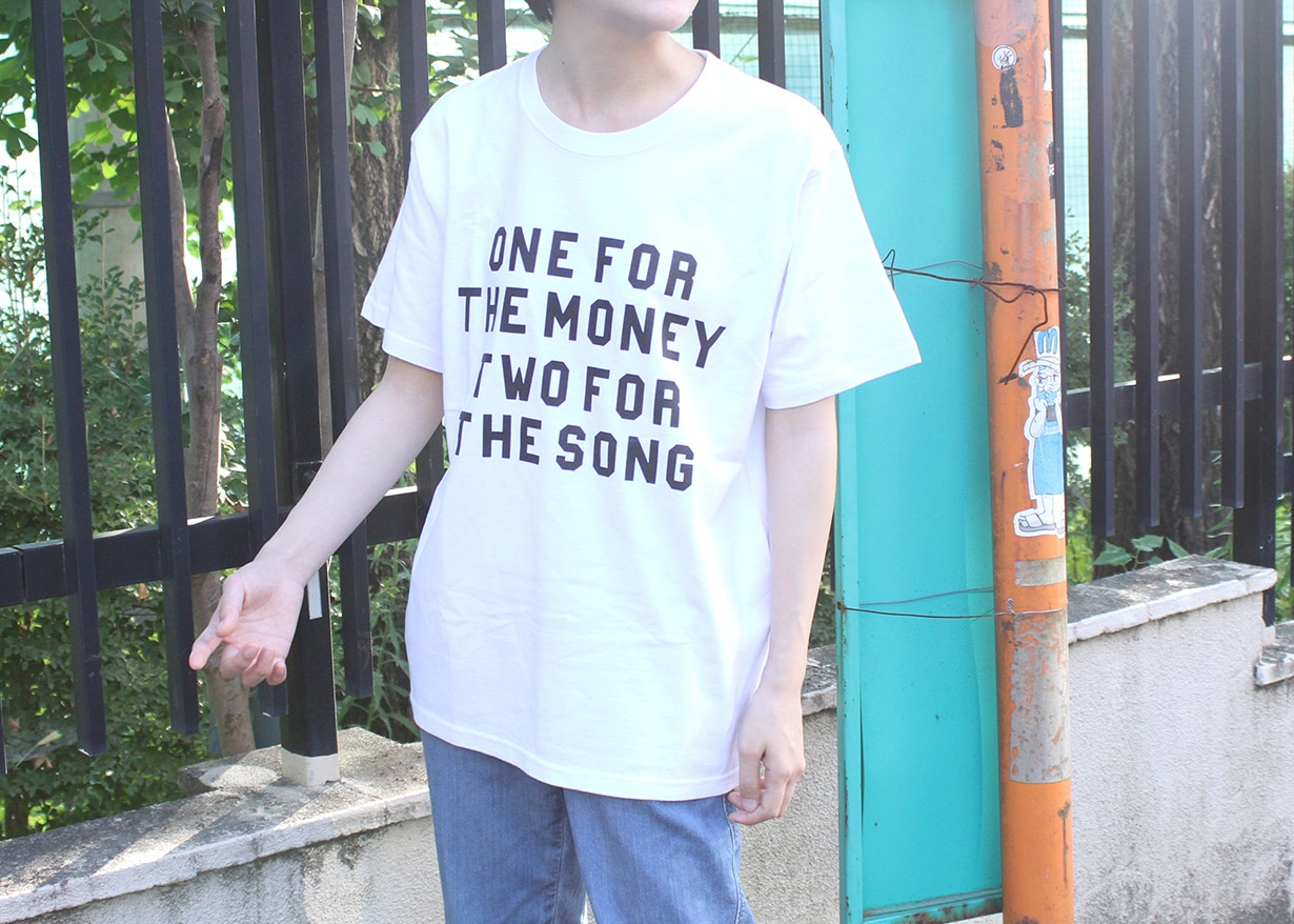 「バブリーサマー」Tシャツの着用イメージ。