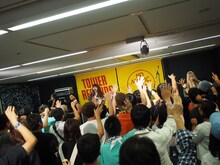ЯeaL「仮面ミーハー女子」リリースイベントの様子。（写真提供：SME Records）