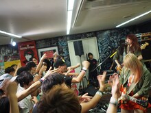 ЯeaL「仮面ミーハー女子」リリースイベントの様子。（写真提供：SME Records）