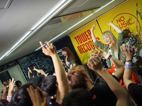 ЯeaL「仮面ミーハー女子」リリースイベントの様子。（写真提供：SME Records）