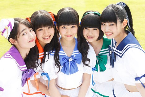 SUPER☆GiRLS3期新メンバー。左から長尾しおり、尾澤ルナ、阿部夢梨、石橋蛍、木戸口桜子。