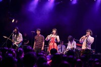 アーバンギャルドと藤井隆のセッションの様子。（Photo by yu-yukko）