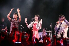 アーバンギャルドと藤井隆のセッションの様子。（Photo by yu-yukko）