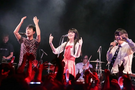 アーバンギャルドと藤井隆のセッションの様子。（Photo by yu-yukko）